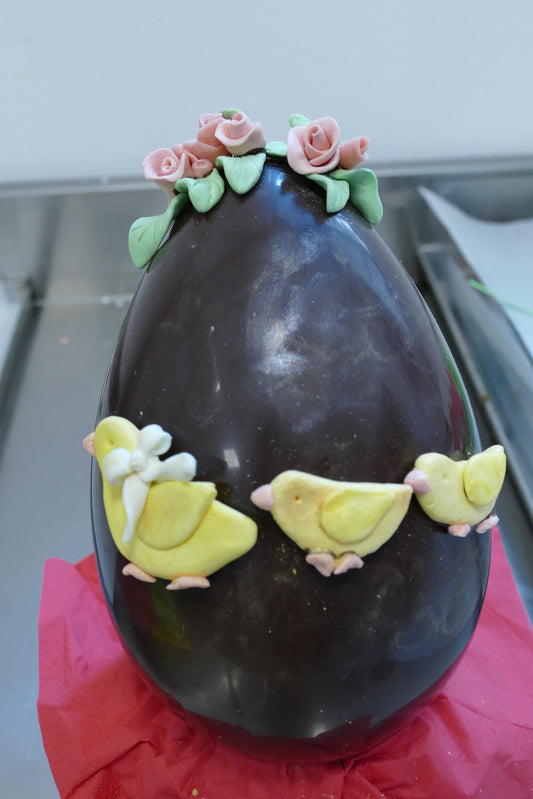 Uovo in cioccolato fondente 65%, h20cm, 250g, con famiglia pulcini - non idoneo alla spedizione