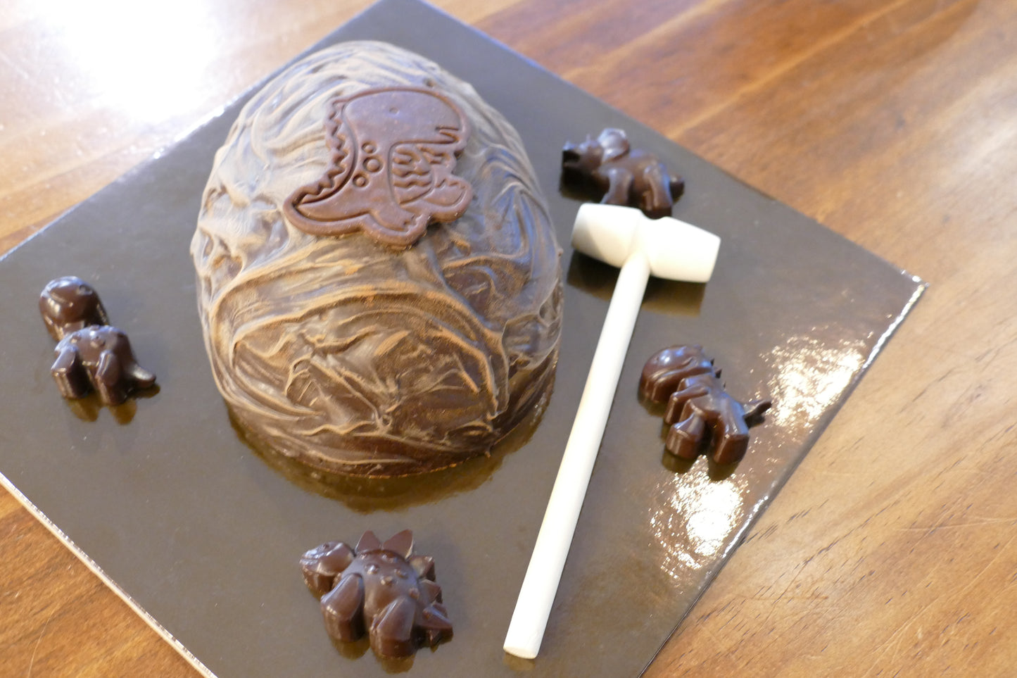 Set mezzo guscio Uovo di Dinosauro 20cm, in cioccolato fondente, con dinosauri in cioccolato, martelletto e sorpresa- non idoneo alla spedizione