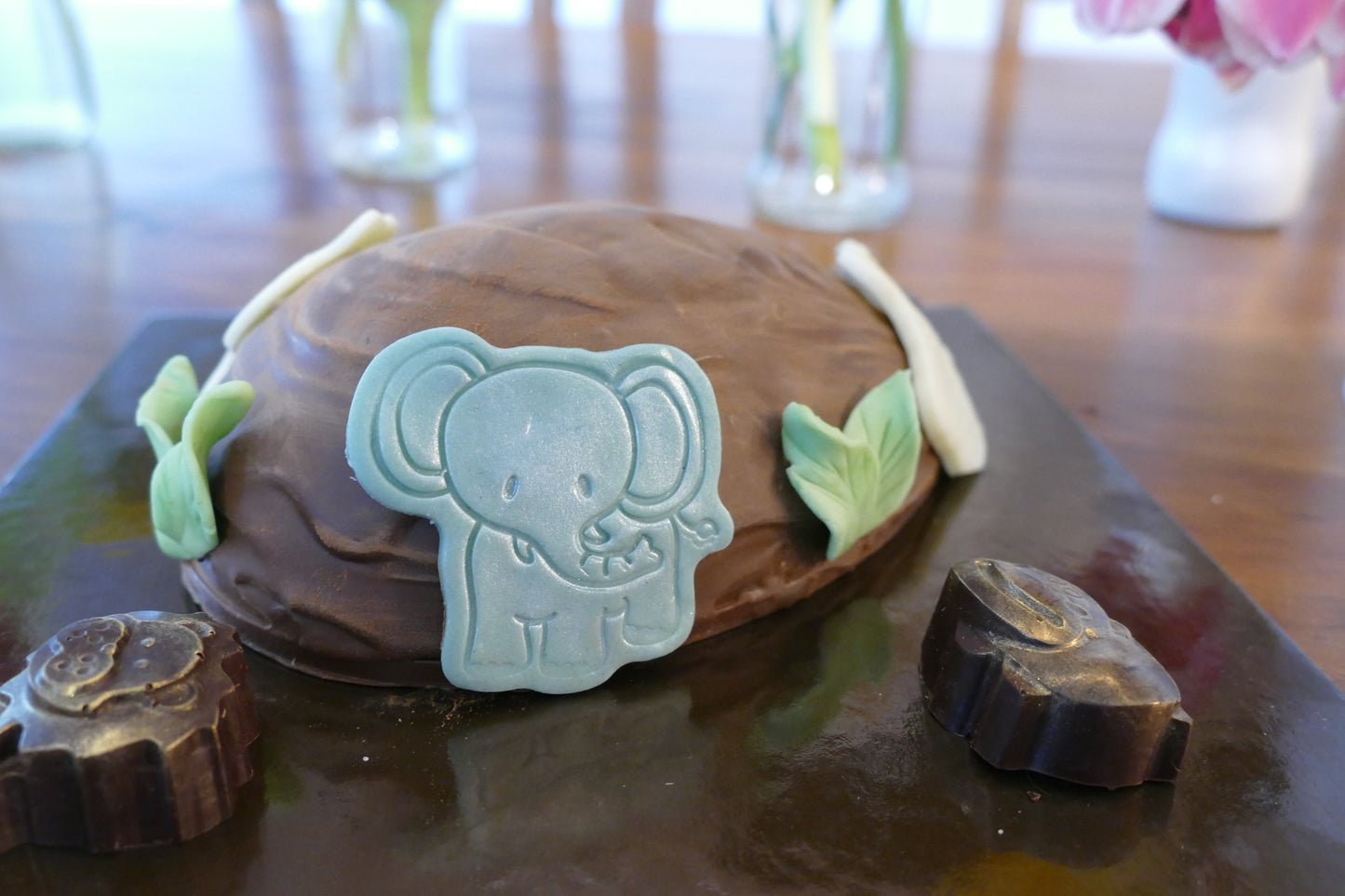 Set mezzo guscio Uovo savana 20cm, in cioccolato fondente, con animali in cioccolato, martelletto e sorpresa- non idoneo alla spedizione