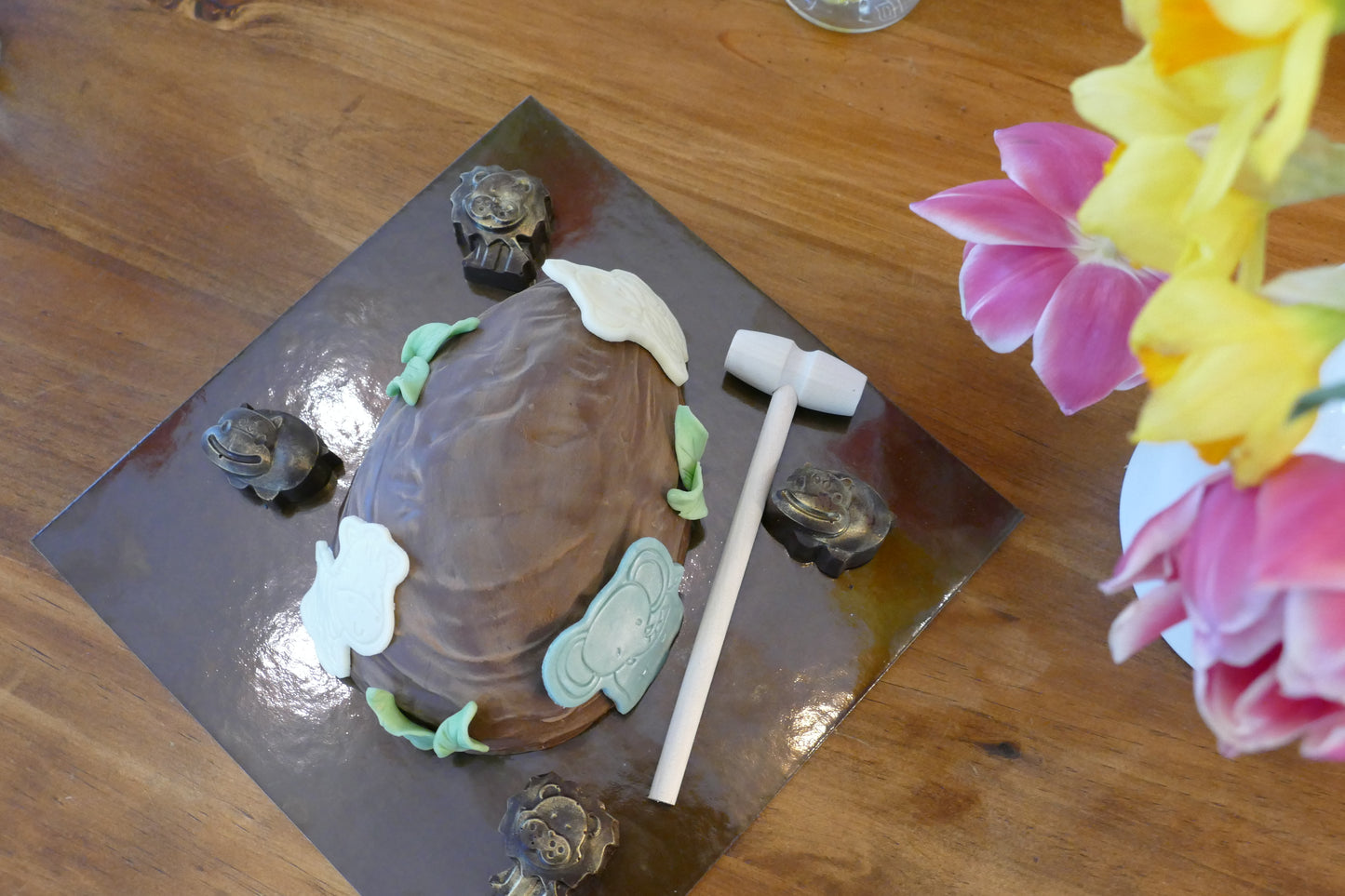 Set mezzo guscio Uovo savana 20cm, in cioccolato fondente, con animali in cioccolato, martelletto e sorpresa- non idoneo alla spedizione