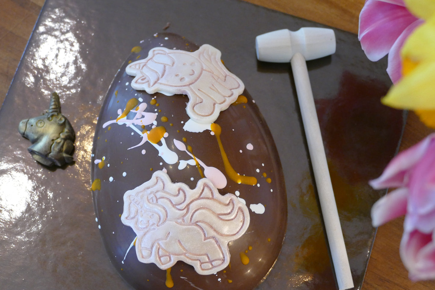 Set mezzo guscio Uovo Unicorno 20cm, in cioccolato fondente, con unicorni in cioccolato, martelletto e sorpresa- non idoneo alla spedizione