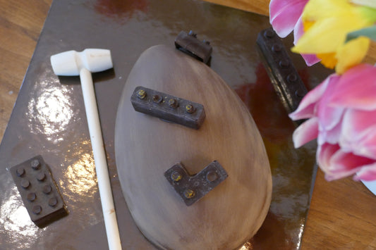 Set mezzo guscio Uovo Lego 20cm, in cioccolato fondente, con mattoncini in cioccolato, martelletto e sorpresa- non idoneo alla spedizione