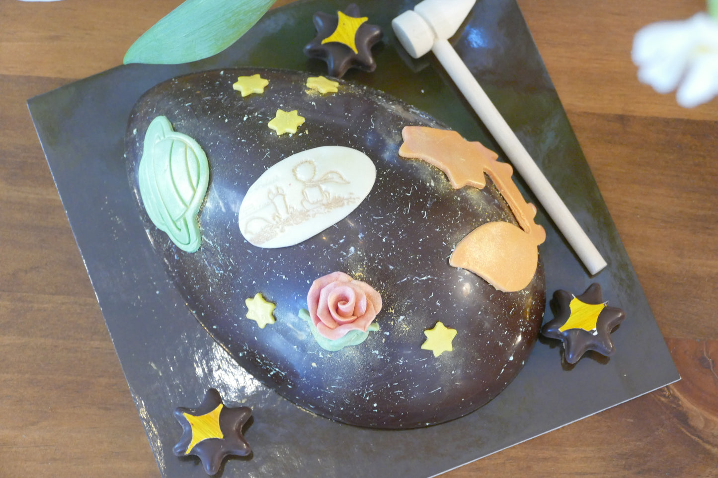 Mezzo guscio uovo cioccolato fondente 65% 20cm, Piccolo Principe con set martelletto - non idoneo alla spedizione