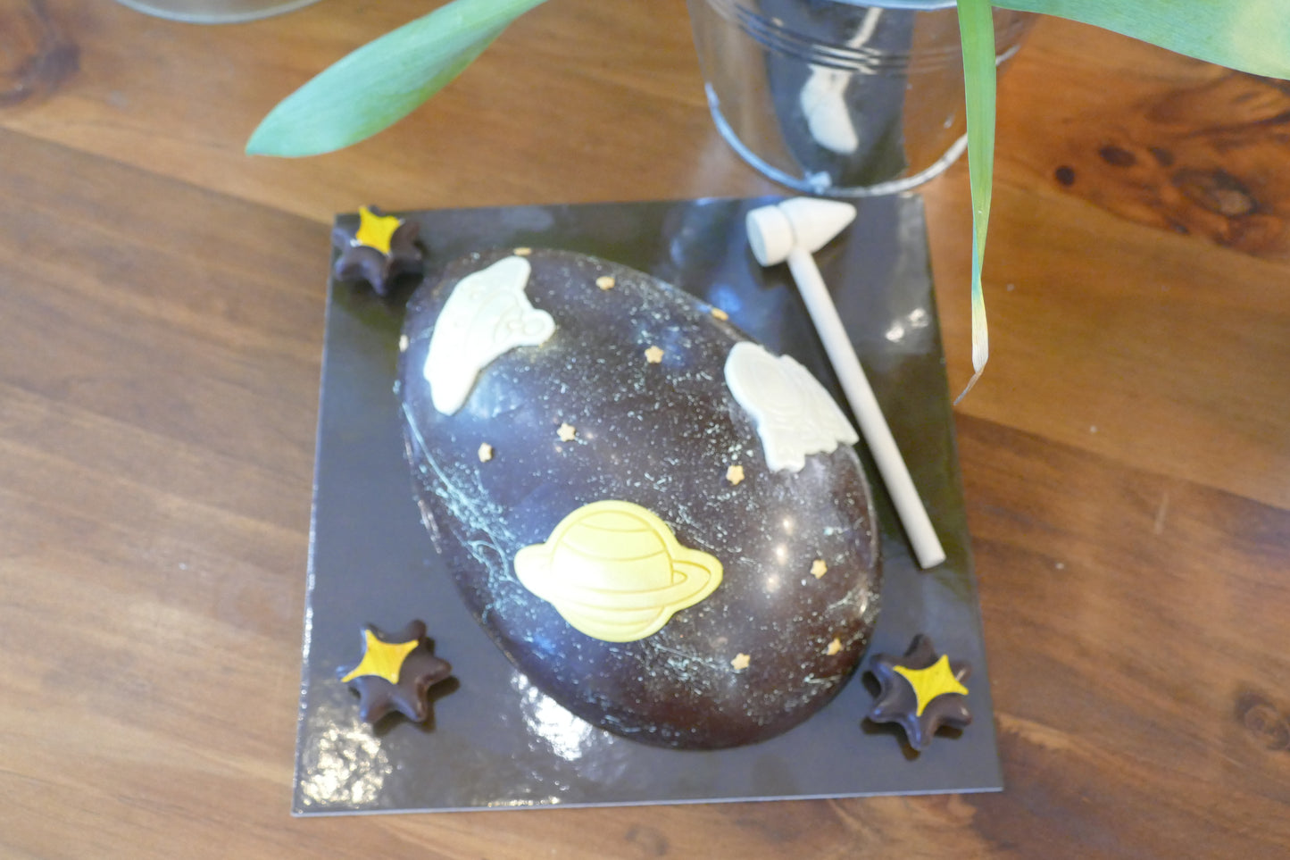 Mezzo guscio uovo cioccolato fondente 65% 20cm, a tema Spazio con set martelletto - non idoneo alla spedizione