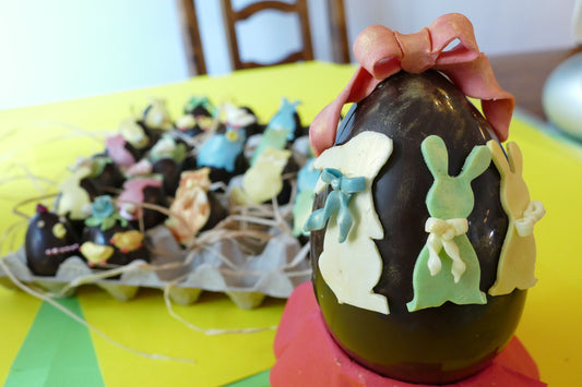 Uovo di Pasqua cioccolato fondente 65%, con decoro famiglia di conigli - 250g, 20cm - non idoneo alla spedizione