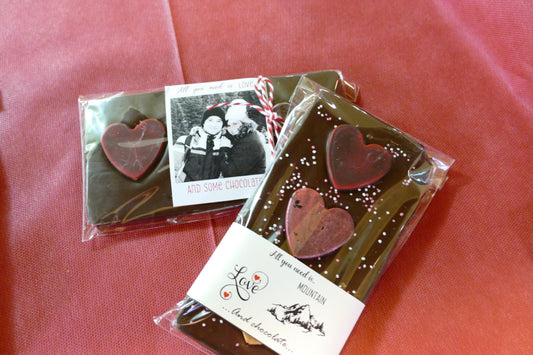 Tavoletta personalizzabile al cioccolato fondente 65% con cuori. 100g