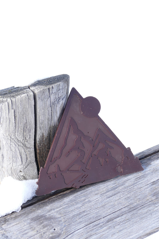 Tavoletta di cioccolato fondente 65% a forma di cima di montagna. 100g