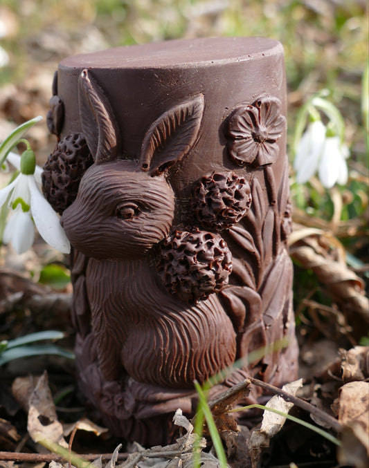 Cilindro concavo con fiori e coniglietto in cioccolato fondente 65% 100g