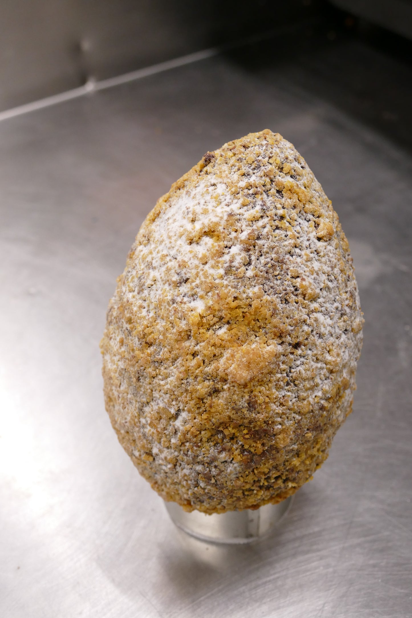 Uovo di Pasqua al cioccolato fondente 65% e crumble di farina di Storo 300g. Non idoneo alla spedizione