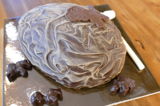 Set mezzo guscio Uovo di Dinosauro 20cm, in cioccolato fondente, con dinosauri in cioccolato, martelletto e sorpresa- non idoneo alla spedizione